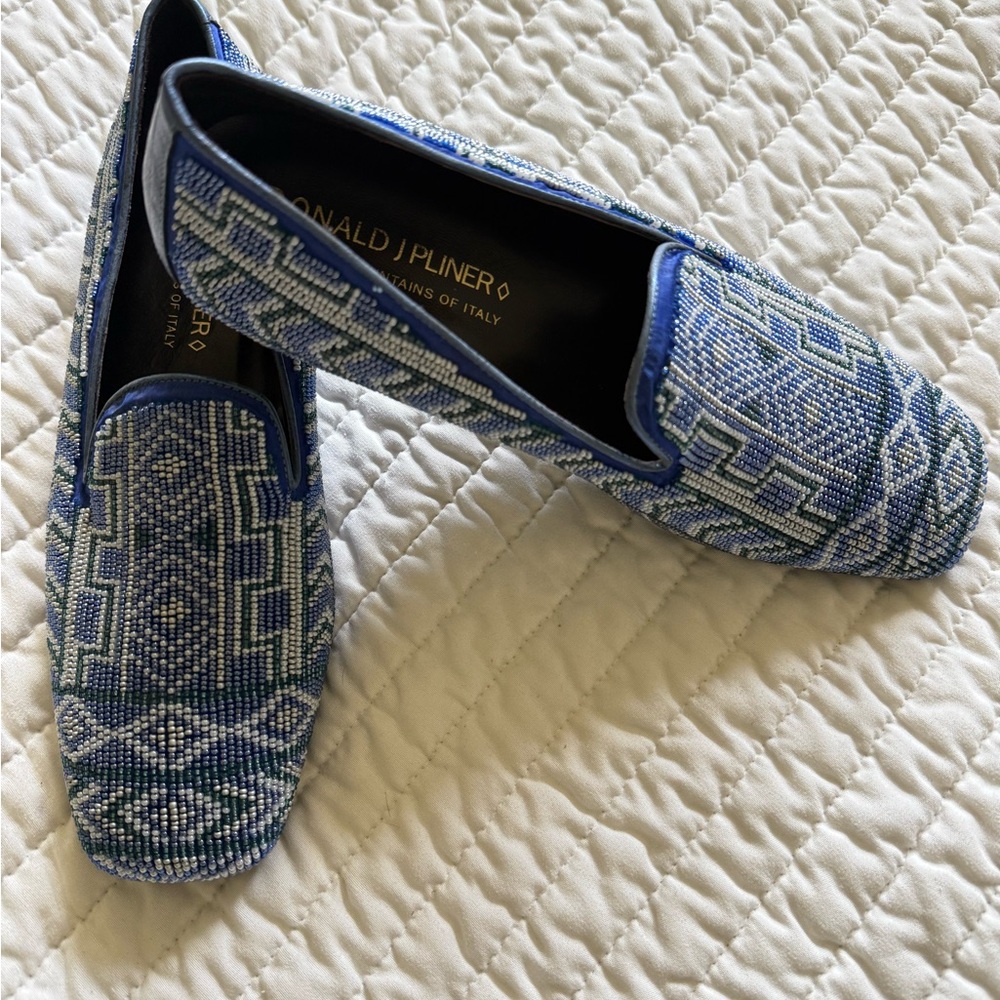 Donald J Pliner Blue and White beaded Loafers, leather and silk. Size 7